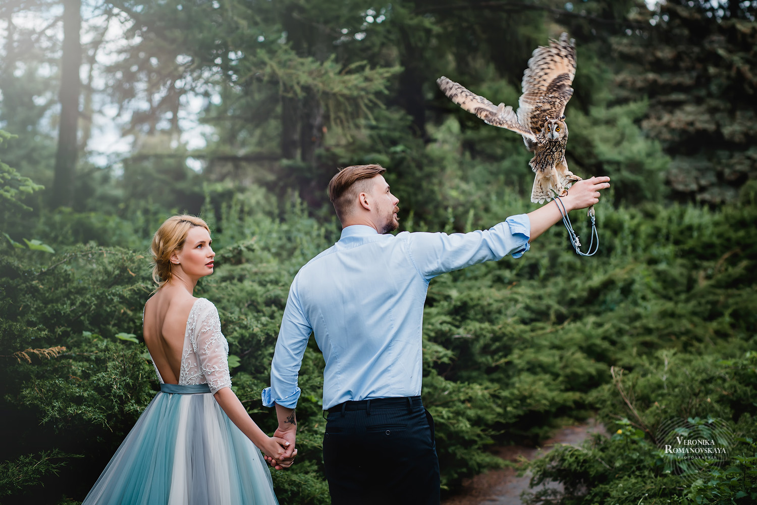 Фотосъемка в саду с птицей, ботанический сад выездная фотосессия свадебная, позирование с птицей на руке, примеры удачной съемки с птицей