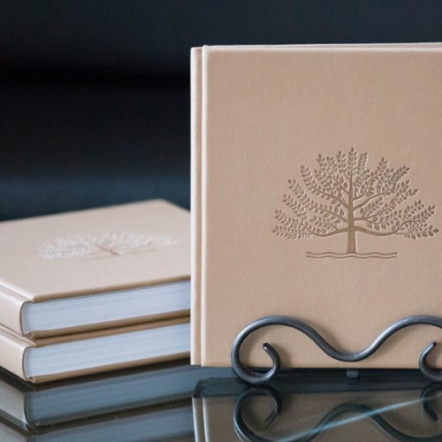 Ціна фотокниги з індивідуальним дизайном та шовковими сторінками.