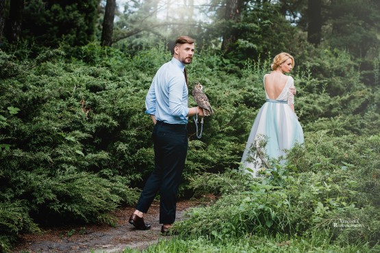 Свадебная фотосессия с совой, фотосъемка с птицей в саду, необычная свадебная фотосъемка, профессиональная фотосъемка в Киеве