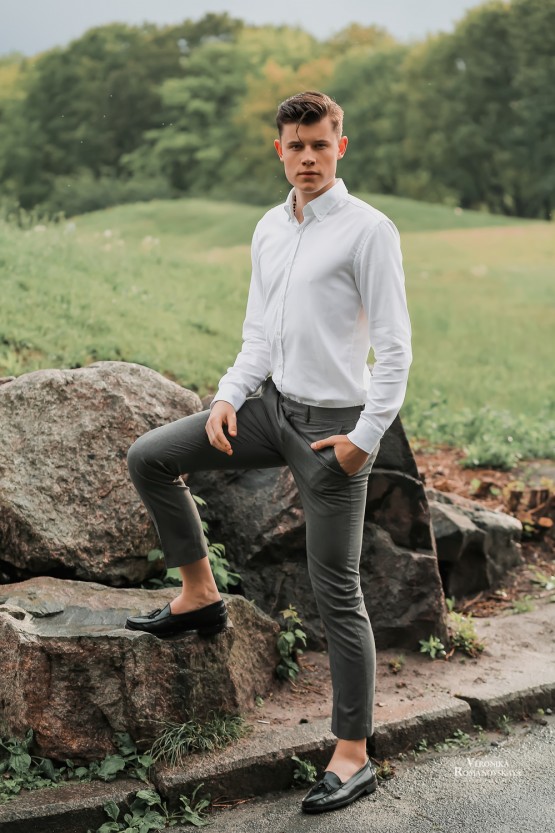 Фотосъемка парня в ботаническом саду, стильный образ для молодого парня, позирование на фотосъемки, фотограф в Киеве