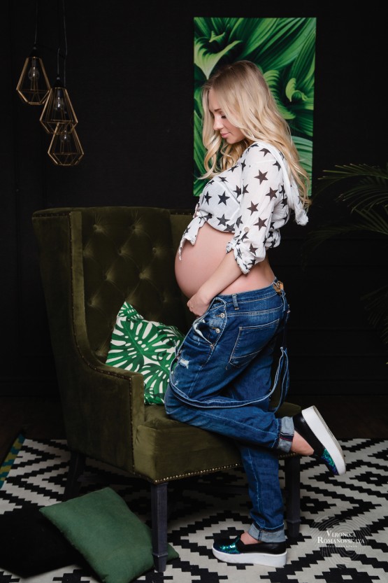 Фотосъемка беременности,съемка в стиле 9 месяцев,студийная фотосессия беременности Киев, позы для фотосессии беременных, фотосессия беременной в джинсах,беременная в комбинизоне
