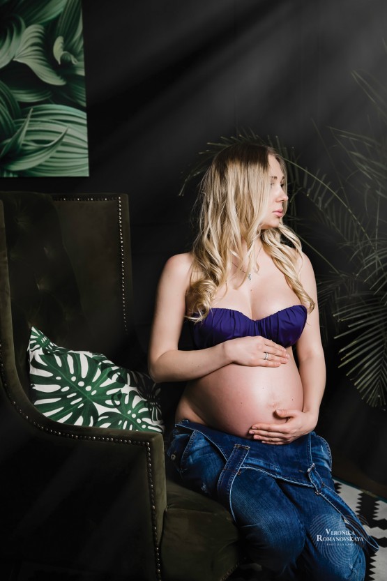 Фотосъемка беременности,съемка в стиле 9 месяцев,студийная фотосессия беременности Киев, позы для фотосессии беременных, фотосессия беременной в джинсах,беременная в комбинизоне