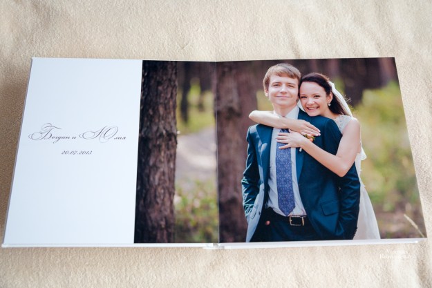Приклад розвороту весільної фотокниги з портретами молодят