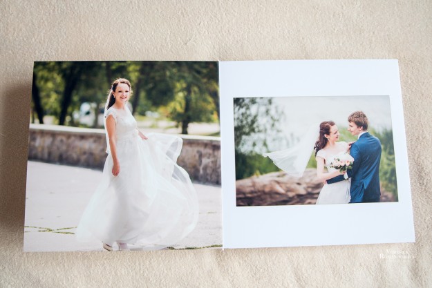 Друк весільних фотокниг: розворот з весільною сукнею та нареченою